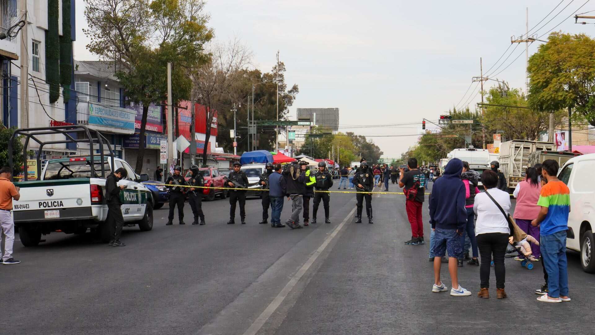 Una balacera entre presuntos extorsionadores y policías de la Secretaría de Seguridad Ciudadana dejó dos muertos, siete heridos y 10 detenidos.
