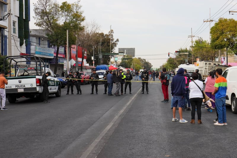 Una balacera entre presuntos extorsionadores y policías de la Secretaría de Seguridad Ciudadana dejó dos muertos, siete heridos y 10 detenidos.