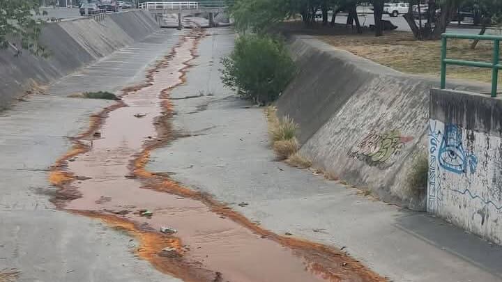 El arroyo todavía luce aguas con un color naranja que mantienen preocupados a los habitantes de la zona.