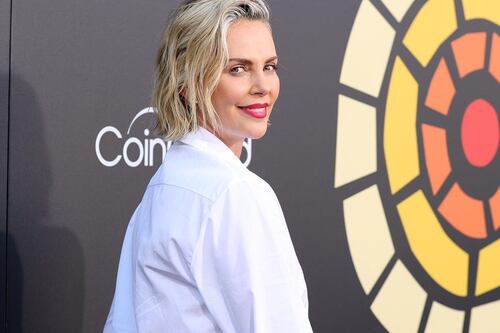 Charlize Theron se “esta divirtiendo” con un ex de Halle Berry y Kim Kardashian