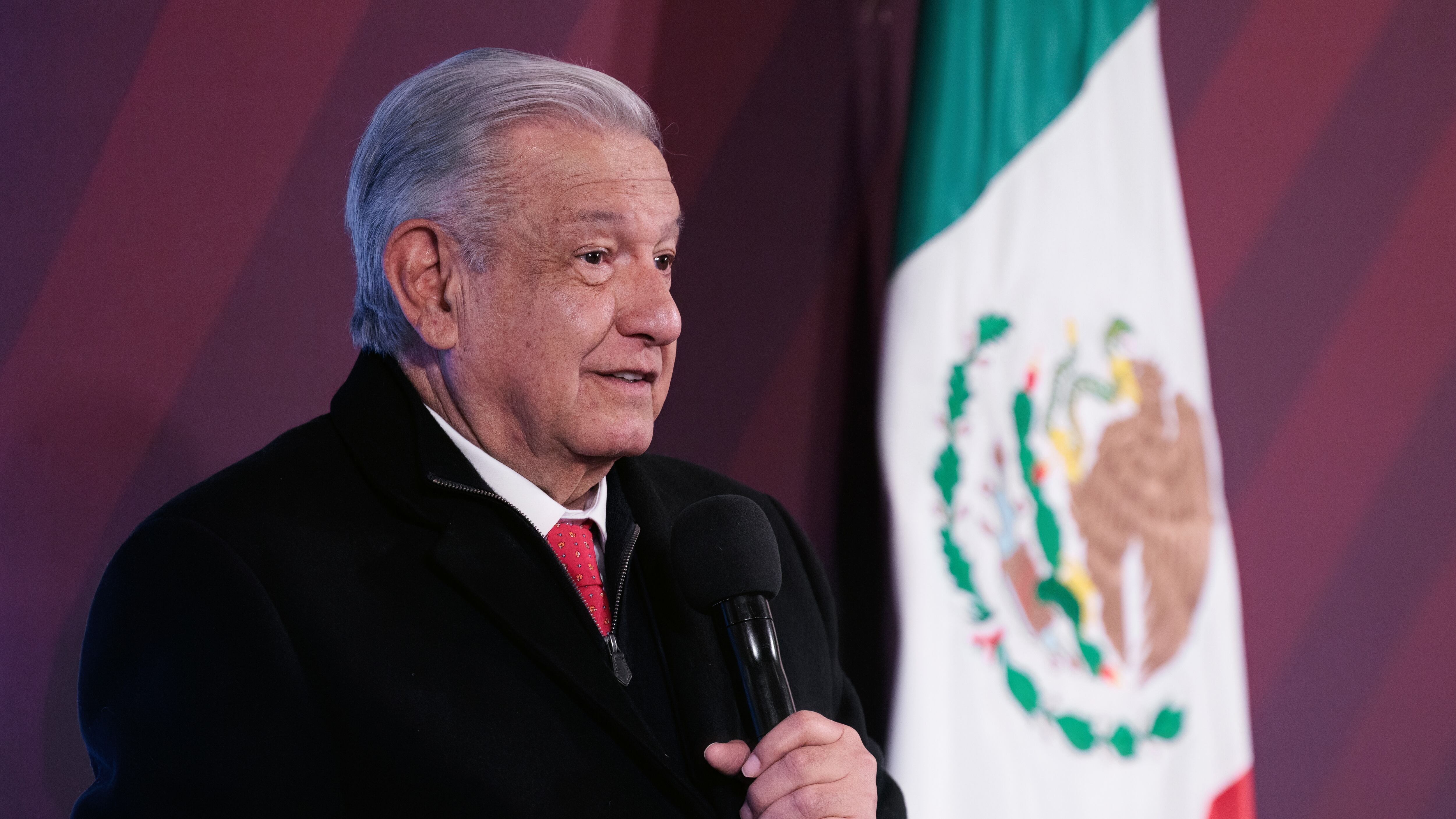 Cuauhtémoc, Ciudad de México, México, 27 de diciembre de 2023.
Andrés Manuel López Obrador, presidente Constitucional de los Estados Unidos Mexicanos en conferencia de prensa matutina en el Salón Tesorería de Palacio Nacional. Lo acompañan Martí Batres Guadarrama, jefe de gobierno de la Ciudad de México; Luisa María Alcalde Luján, secretaria de Gobernación; Félix Arturo Medina Padilla, Subsecretario de Derechos Humanos, Población y Migración de la Secretaría de Gobernación; Teresa Guadalupe Reyes Sahagún, comisionada de la Comisión Nacional de Búsqueda; Carlos Gastón Torres Rosas, secretario técnico del Gabinete de la Presidencia y coordinador general de Programas para el Bienestar y Ana Elizabeth García Vilchis.
Foto: Presidencia