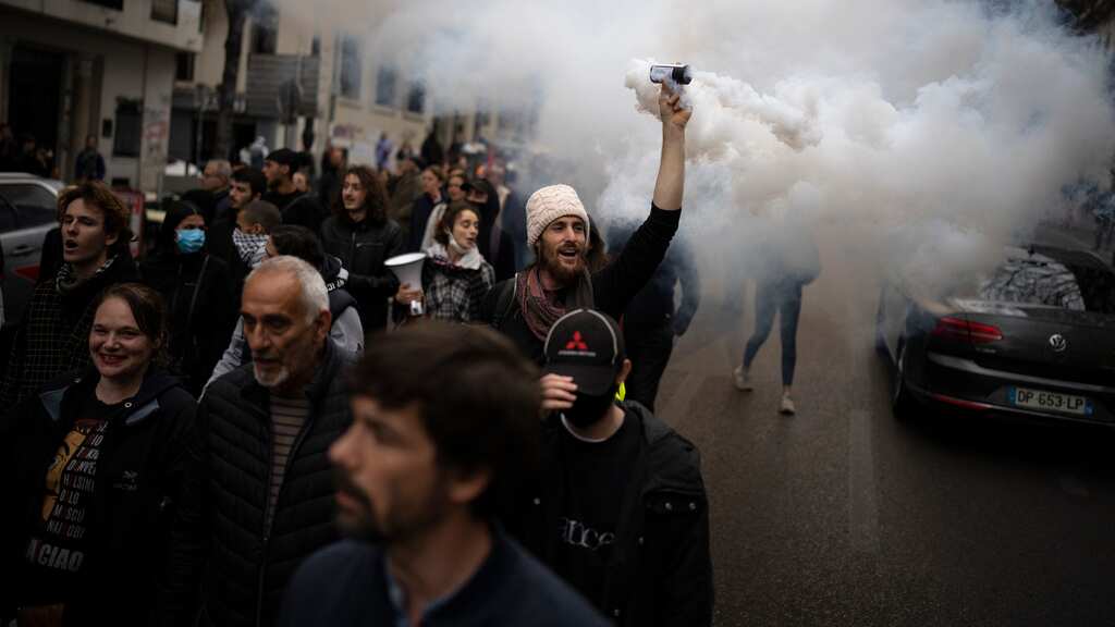 Estiman 450 mil manifestantes en huelga general contra la reforma de las pensiones en París