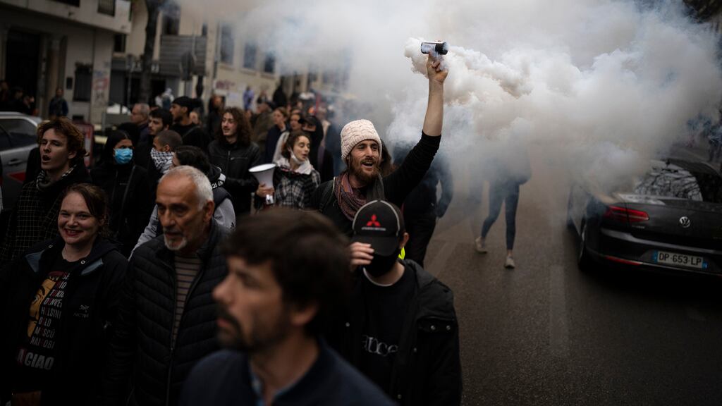 Estiman 450 mil manifestantes en huelga general contra la reforma de las pensiones en París