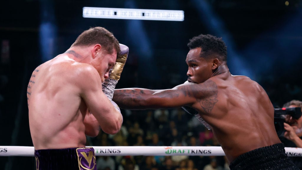 Jermell Charlo conectando primeros golpes.