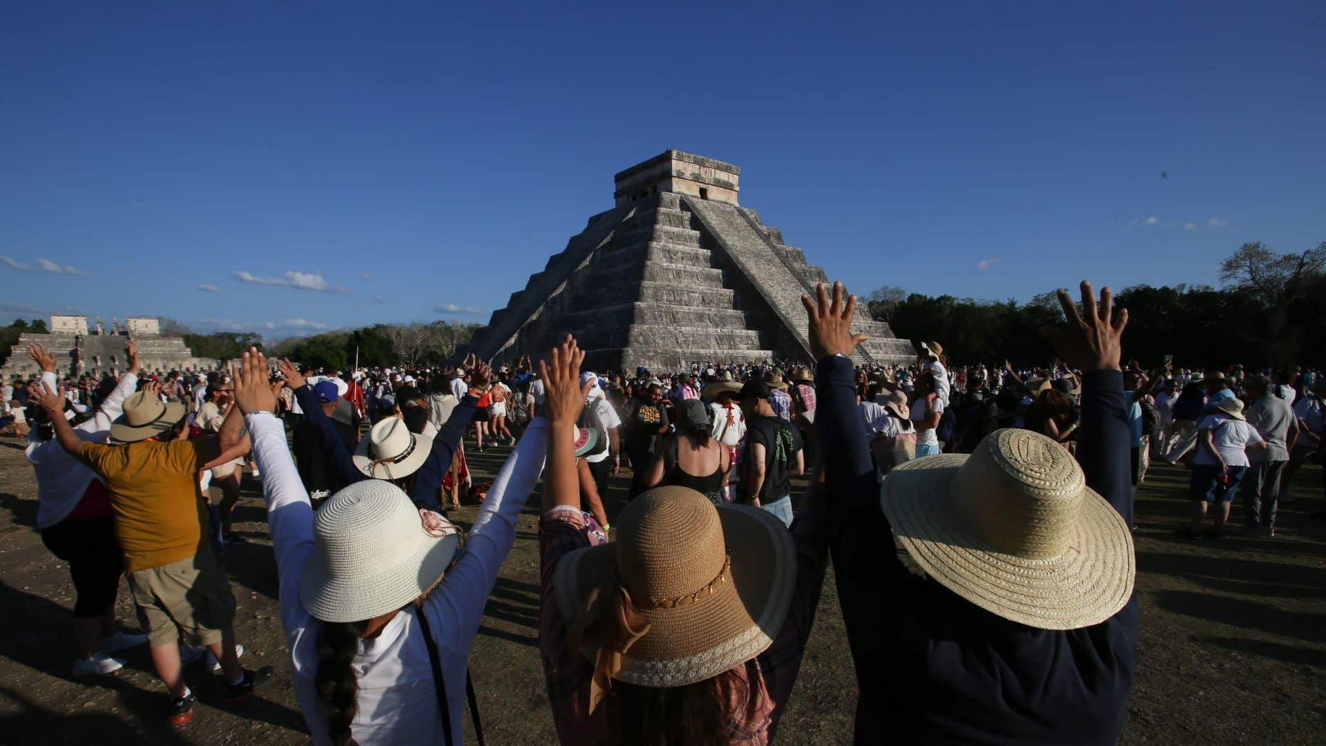 Miles de turistas se reúnen en la Zona Arqueológica de Chichén Itzá para recibir el equinoccio (Cuartoscuro).