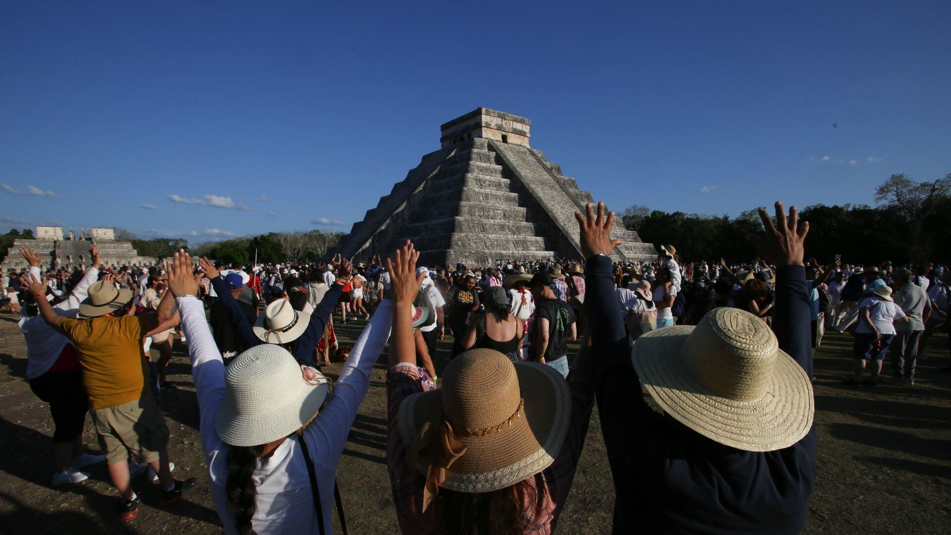 Miles de turistas se reúnen en la Zona Arqueológica de Chichén Itzá para recibir el equinoccio (Cuartoscuro).