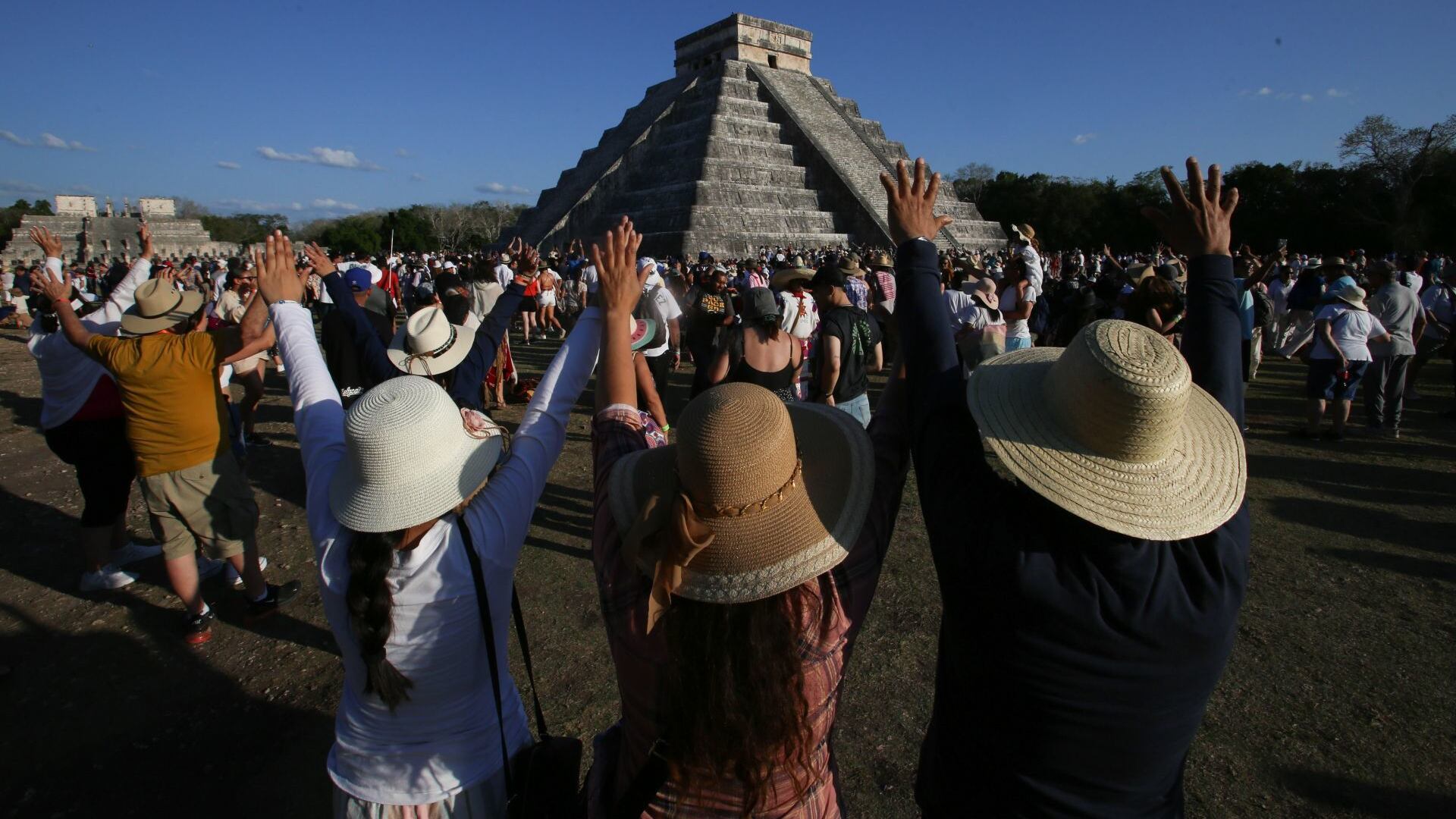 Miles de turistas se reúnen en la Zona Arqueológica de Chichén Itzá para recibir el equinoccio (Cuartoscuro).