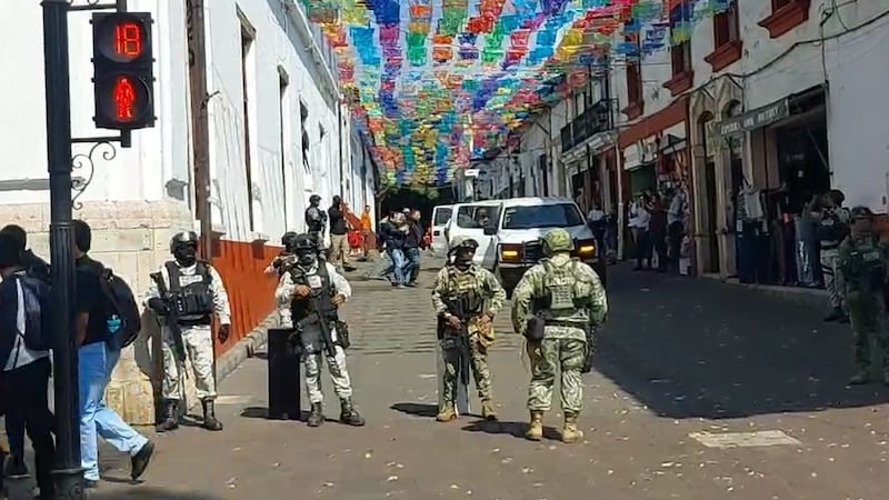 Detienen a seis escoltas de Carlos Manzo, tras presuntas irregularidades en el crimen