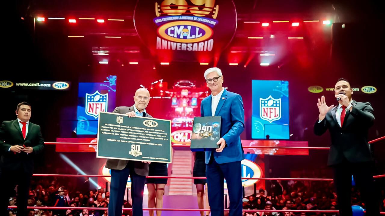 NFL México celebra 90 aniversario de CMLL con placa conmemorativa.