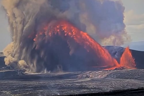 Impresionante erupción del Kilauea en Hawái: destruye cámara y lanza lava a gran altura