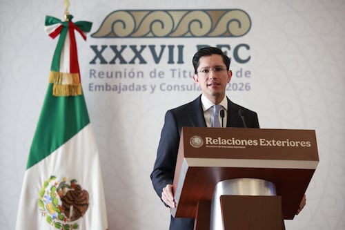 Roberto Velasco se convierte en el primer canciller de la comunidad LGBT+ en México