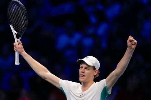 Sinner mantiene vivo el sueño al avanzar a las finales del ATP Finals