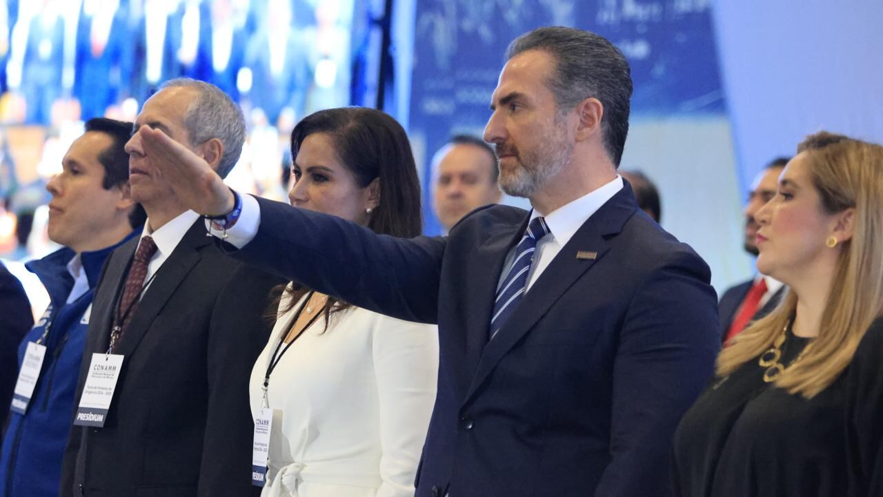 Adrián de la Garza de cuatro acciones con distintas dependencias.