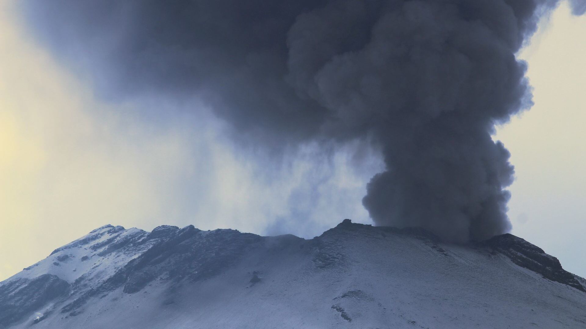El volcán Popocatépetl mantiene una gran actividad, imagen tomada desde San Pedro. Benito Juarez, municipio de Atlixco, Puebla.