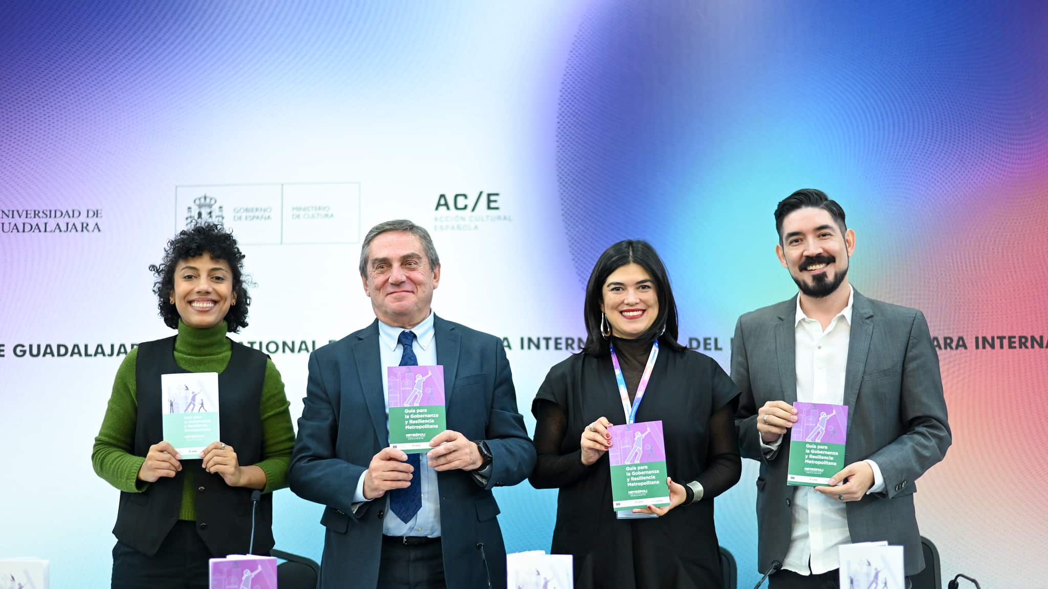 En el marco de la Feria Internacional del Libro de Guadalajara 2024 (FIL), el Instituto de Planeación y Gestión del Desarrollo del Área Metropolitana de Guadalajara (Imeplan) presentó la Guía para la Gobernanza y Resiliencia Metropolitana, una publicación que busca fortalecer la capacidad de las ciudades para enfrentar desafíos urbanos y climáticos.