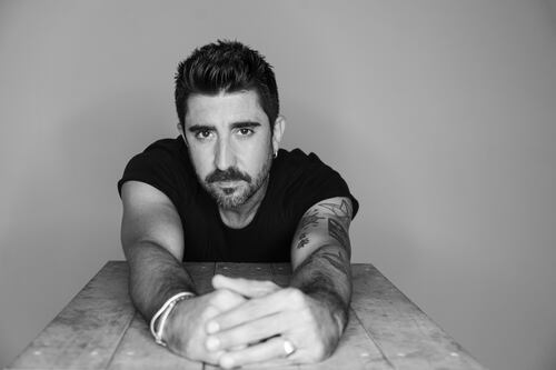 Alex Ubago celebra sus 20 años de carrera con un álbum muy especial