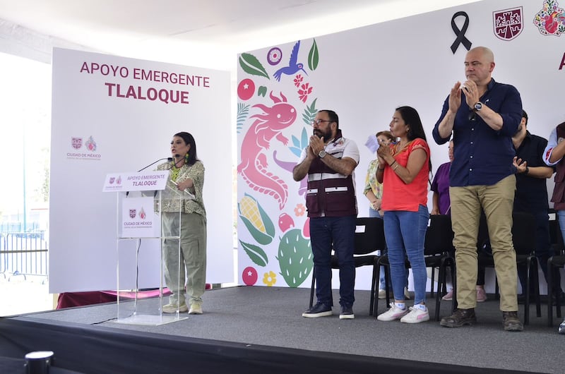 Clara Brugada entrega apoyos a736 familias afectadas por lluvias en Iztapalapa