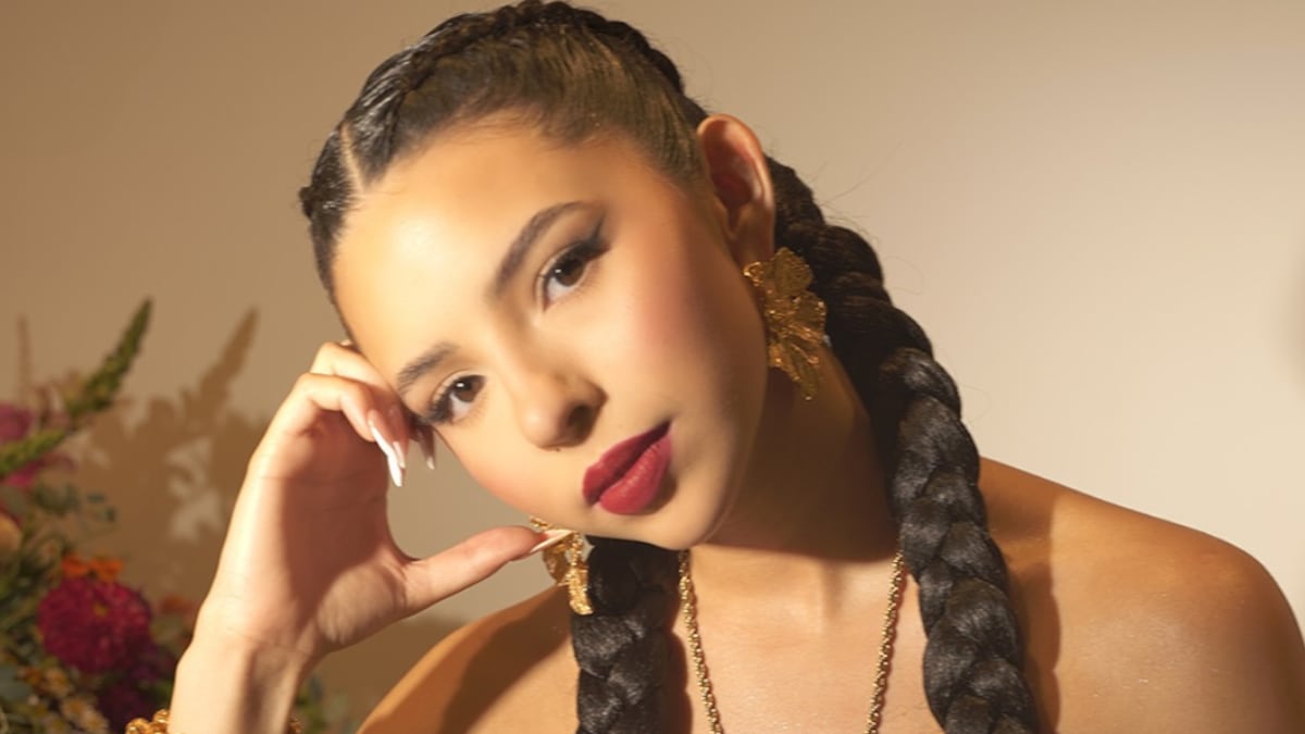 Ángela Aguilar reaparece con “entallado” conjunto azul y así calló a quienes se burlaron de sus caderas