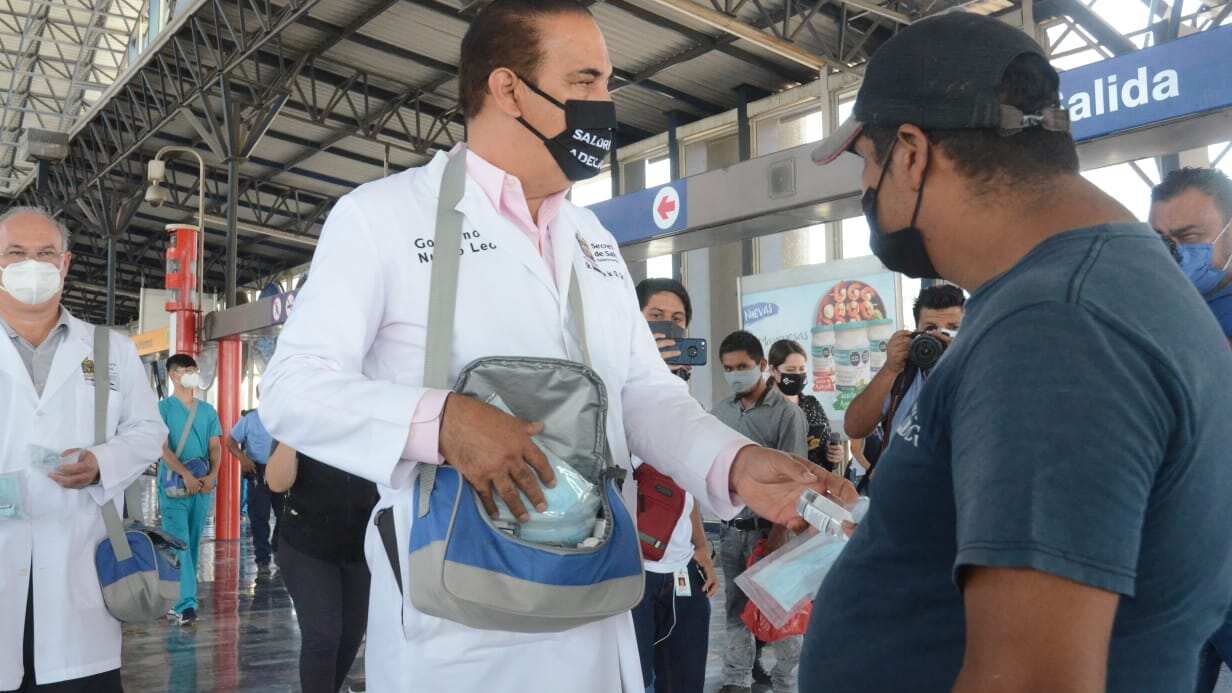 De la O supervisó a los pasajeros del Metro