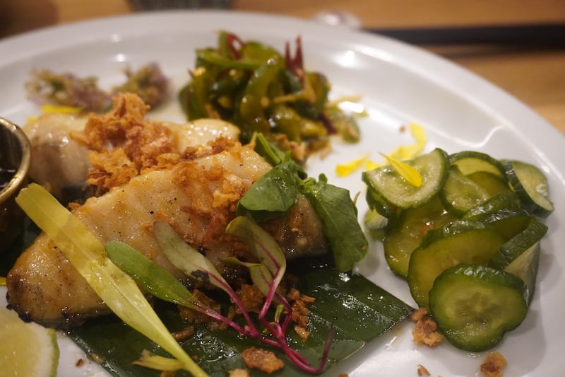 Con una inspiración profundamente oriental, el establecimiento logra crear una experiencia auténtica que se amplifica por sus platillos tradicionales que te harán querer probarlos todos