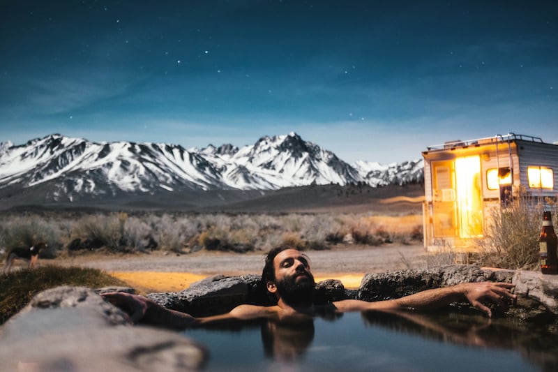 Disminuir la tensión muscular, mejorar la apariencia de la piel y aumentar la circulación sanguínea son algunos de los beneficios más conocidos de las aguas termales. Fotos: Freepik y Unsplash.