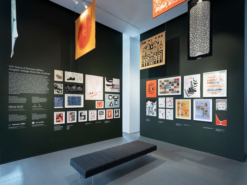 Herman Miller presenta una exposición especialmente comisariada y una reedición limitada de pósters que celebran su rica historia de diseño gráfico en su sala de exposiciones de Milán en el Brera Design District durante el Salone del Mobile.