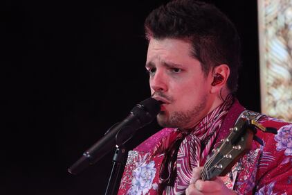 El cantante y compositor venezolano fue sorprendido con un disco Platino por su álbum EVA, Doble diamante y Triple Platino por su sencillo Ojos Marrones en el Teatro Metropólitan.