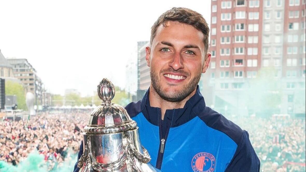 Santiago Giménez con la Copa de Países Bajos.