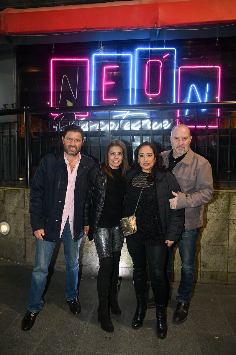La espera terminó, ‘Neón Discoteque’ abrió sus puertas para transportar al público a una experiencia retro llena de nostalgia, en compañía de música de la década de los 70’s, 80’s y 90’s.