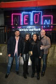 La espera terminó, ‘Neón Discoteque’ abrió sus puertas para transportar al público a una experiencia retro llena de nostalgia, en compañía de música de la década de los 70’s, 80’s y 90’s.
