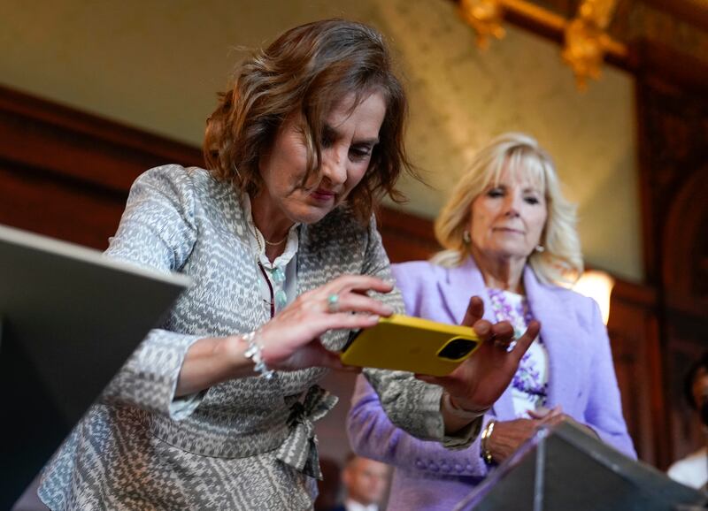 La primera dama Beatriz Gutiérrez Müller de México, a la izquierda, con la primera dama Jill Biden, tomando una foto de un libro conmemorativo durante la visita a la Biblioteca del Congreso, el martes 12 de julio de 2022 en el Capitolio en Washington. La primera dama Jill Biden acompañaba a su homóloga mexicana, Beatriz Gutiérrez Müller, en una visita a la Biblioteca del Congreso. (AP Photo/Mariam Zuhaib)