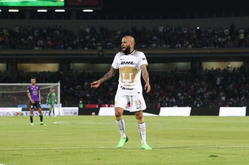 Dani Alves debuta con Pumas en milagroso empate