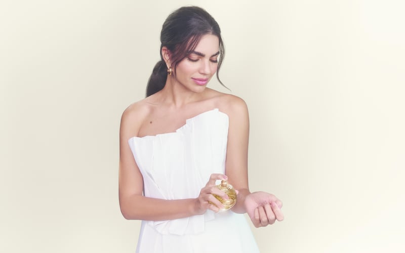 Elaborado con la codiciada Rosa Alba de Bulgaria, este Eau de Parfum conquista con su elegancia luminosa y su fijación prolongada. Conoce su origen, sus notas aromáticas y por qué será el nuevo sello personal de muchas mujeres.