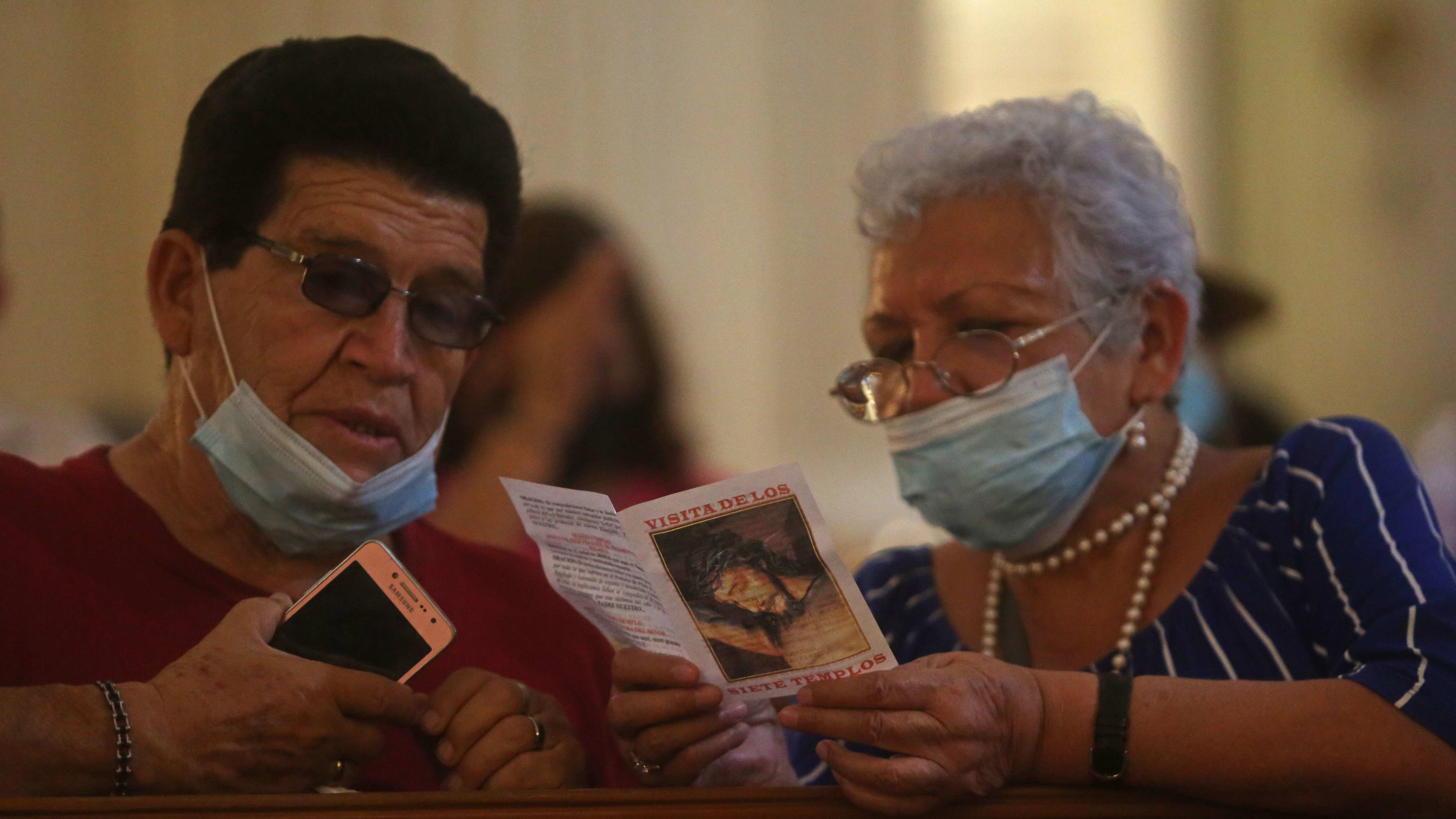 GUADALAJARA, JALISCO, 14ABRIL2022.- Este jueves santo, el centro de la ciudad lucio con gran afluencia de personas ya que cientos de fervientes católicos asistieron a los diversas iglesias para cumplir la visita de los 7 Templos como parte de la tradición de semana santa.
FOTO: FERNANDO CARRANZA GARCIA / CUARTOSCURO.COM