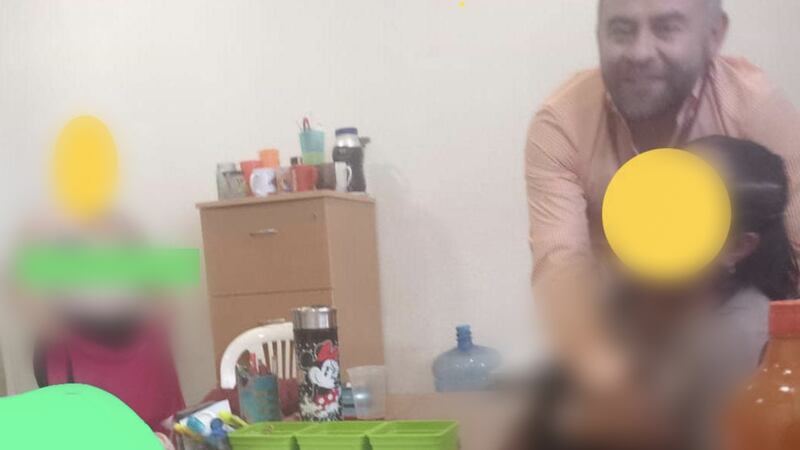 Carlos Alberto Estévez Rivas, director regional de los Programas de Bienestar en Tecámac, Estado de México, fue captado en presuntas conductas sexuales.