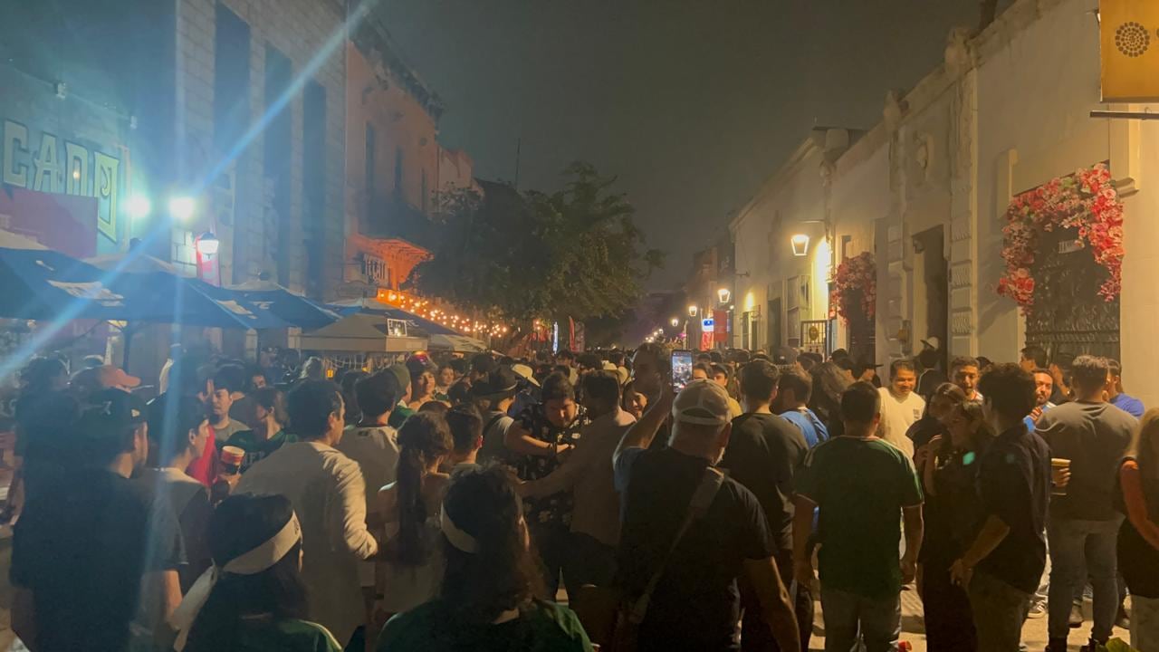 Casi a la 0300 horas del domingo así lucía la calle Morelos en pleno Barrio Antiguo