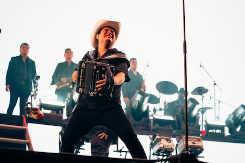 Alfredo Olivas dona un camión de agua y alimentos a los damnificados de Acapulco