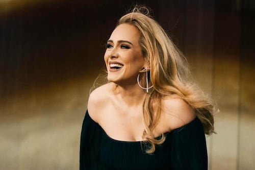 Adele celebra 10 años de ‘Skyfall’, la canción que hizo llorar a James Bond