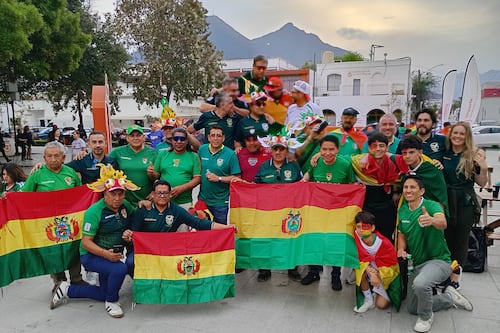 Bolivianos disfrutan platillos típicos y música norteña antes del encuentro de su selección contra Irak
