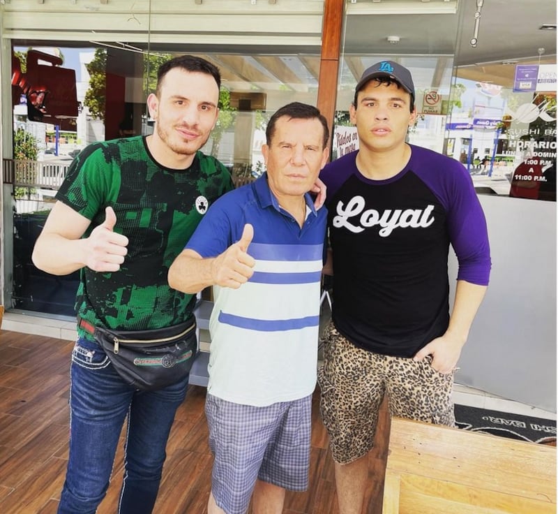 A cuatro meses de haberse distanciado, por diferencias no aclaradas, Julio César Chávez nuevamente está junto a sus hijos Julio Jr. y Omar