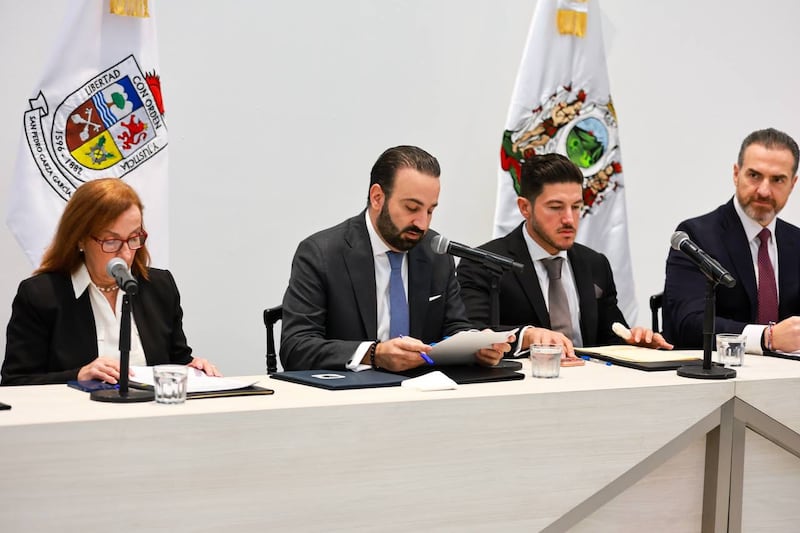 Mercedes Zorrilla, secretaria del Ayuntamiento de San Pedro; Mauricio Farah Giacomán, alcalde; Samuel García, gobernador de NL y Adrián de la Garza, alcalde de Monterrey.