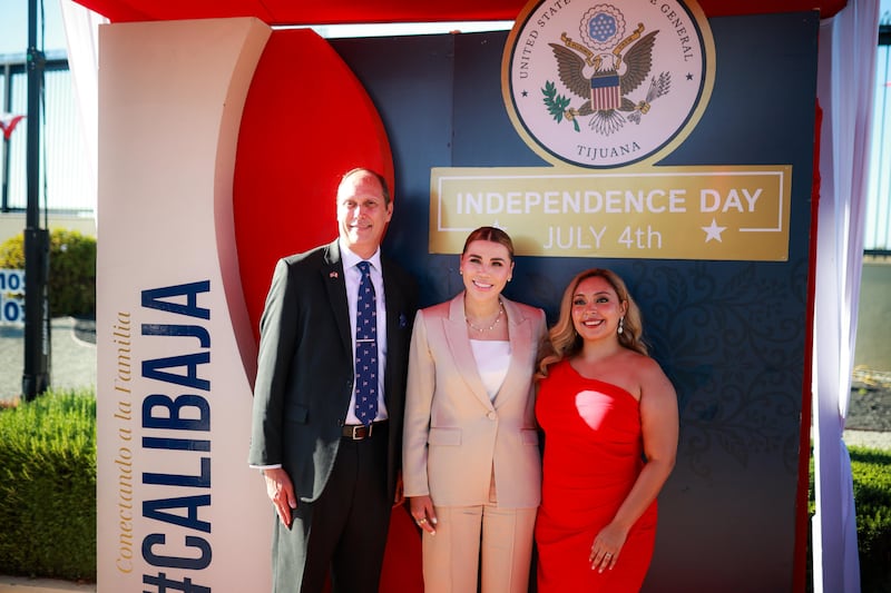 Gobernadora Marina del Pilar acude a 249 aniversario de la independencia de Estados Unidos