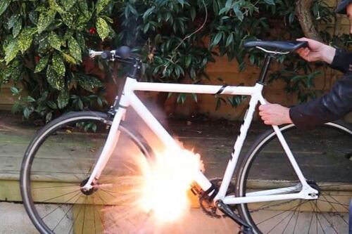 Esta alarma para bicicletas asustará a los ladrones con una explosión