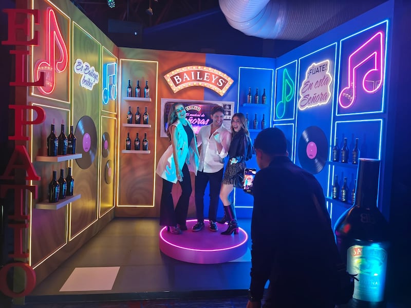 Las actrices retoman los personajes de la exitosa serie de Prime Video, ahora acompañado por Baileys, el licor #1 de las señoras