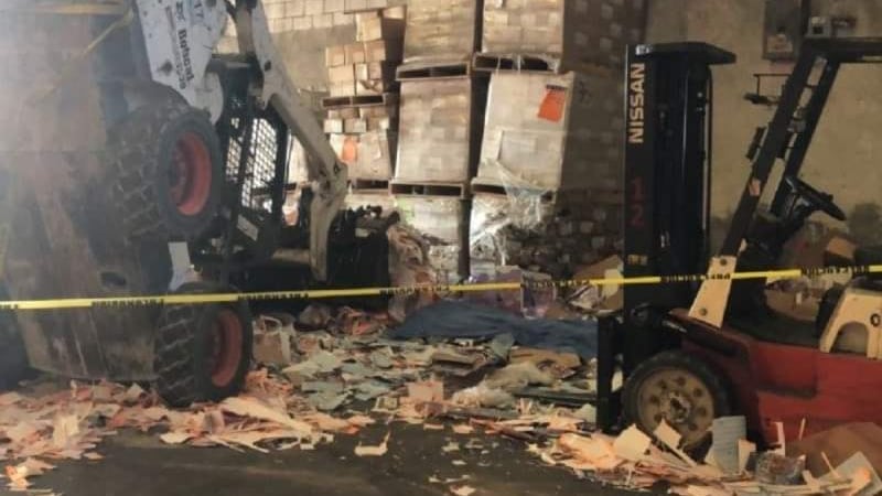 La unidad cayó encima de la persona que la estaba maniobrando.