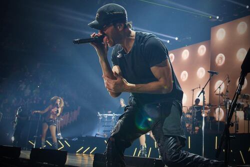Se hace viral presentación de Enrique Iglesias donde canta como Mickey Mouse