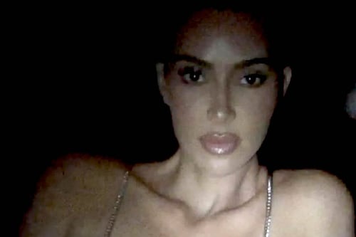 Kim Kardashian hace su propia sesión de fotos en bikini 