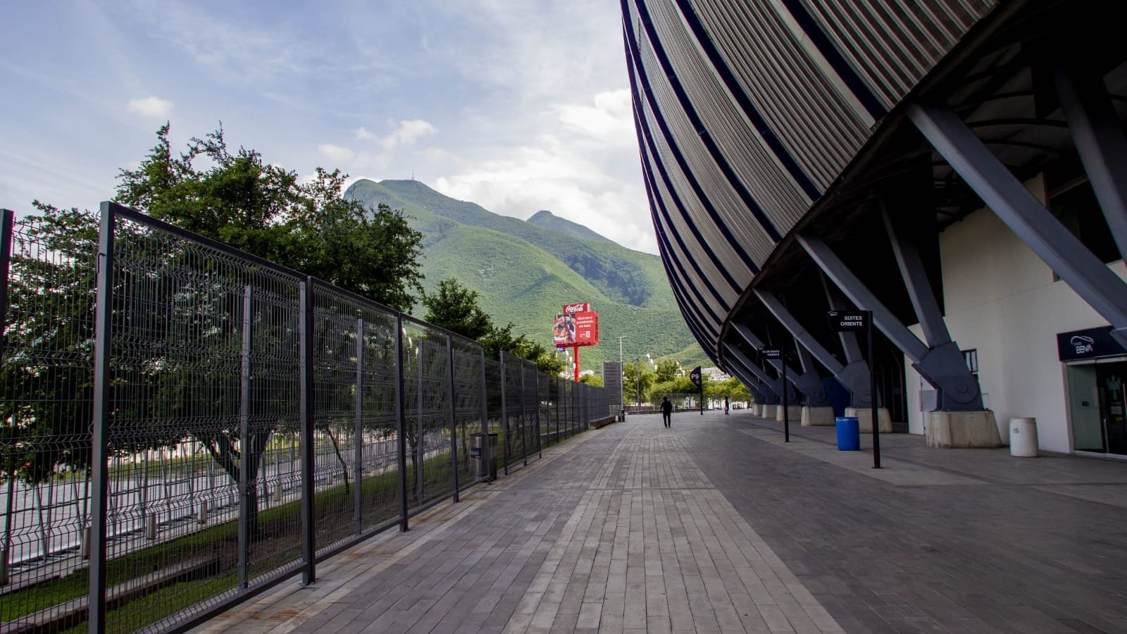 Las inmediaciones del Estadio Monterrey están perfectamente limpias y cuidadas esperando el partido inicial.
