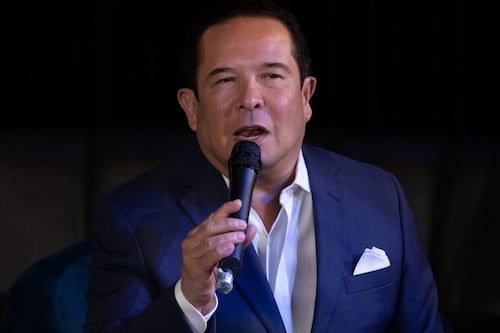 Gustavo Adolfo Infante explota contra esposo de Maribel Guardia, tras demanda; lo llama ratero