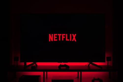 Estrenan tráiler de ‘Neón’, la nueva serie de Netflix producida por Daddy Yankee